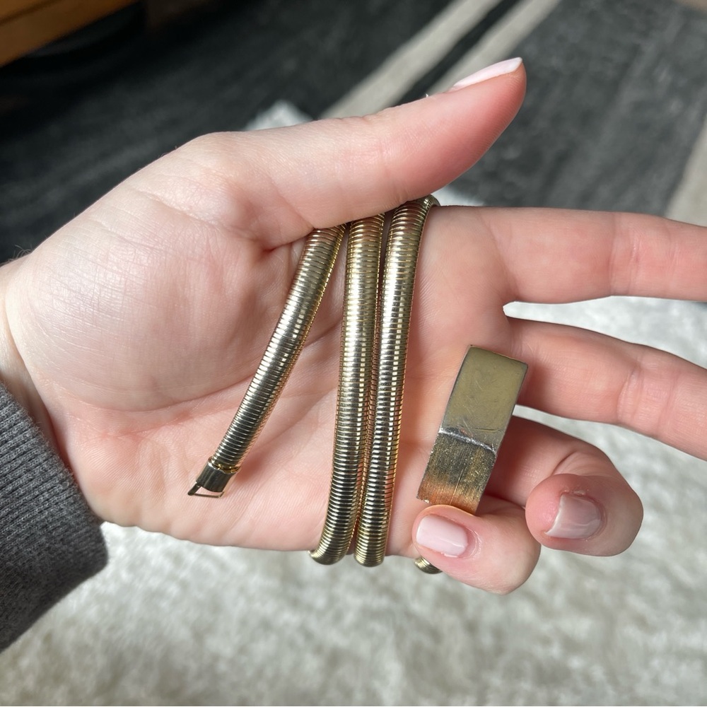 Vintage 1980s thin dainty stretch belt gold, made of metal with clasp!